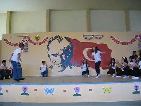Melahat Öztoprak İlköğretim Okulu 2010 2011 23 Nisan Kutlamaları Kolbastı