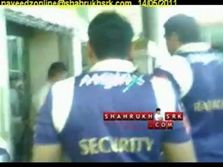 "I met ShahRukh Khan, shake hands with him & got the autograph" (fan video)