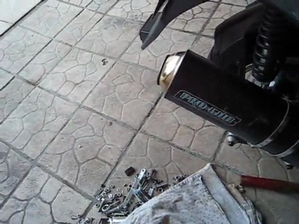 Progun carbone sans Dbkiller sur SYM GTS 125cc