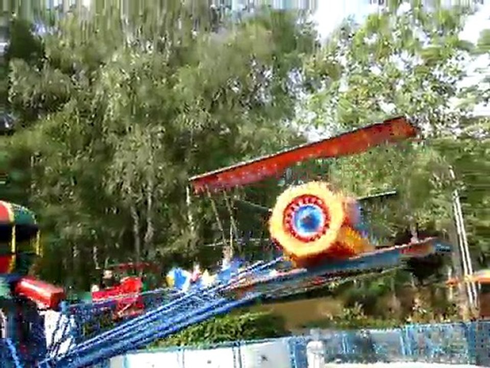 Parc Astérix 14-05-11 Benjamin et William font de l'avion