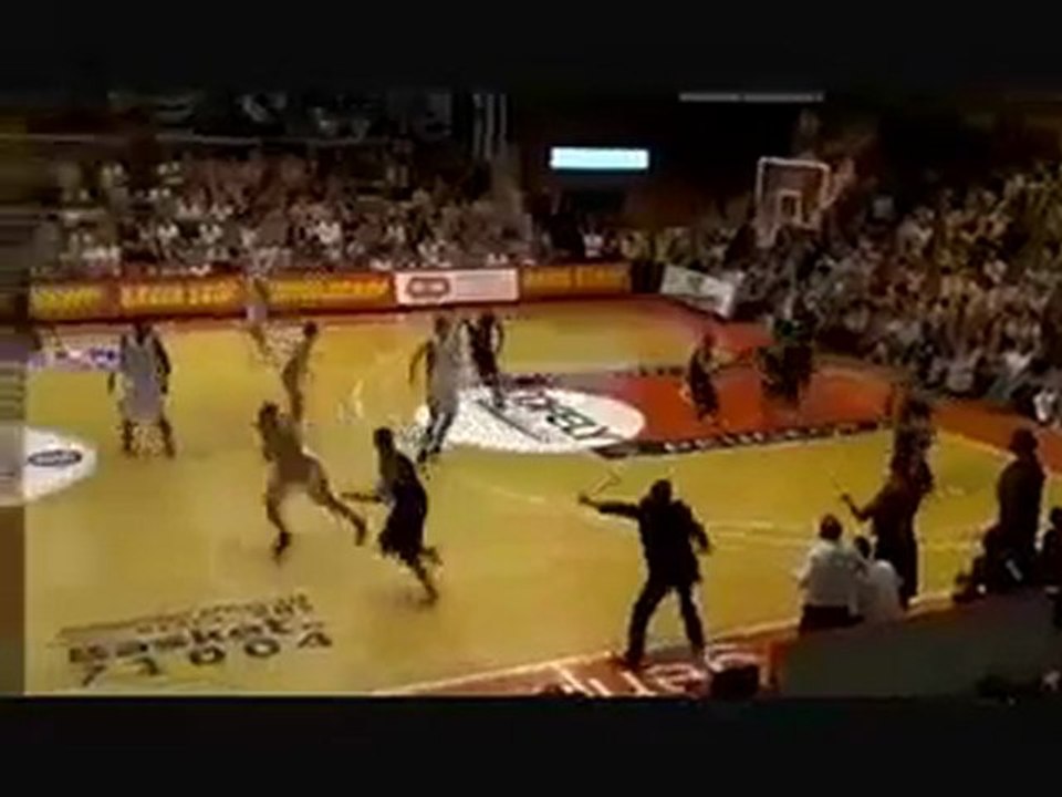 Tir milieu de terrain au buzzer de Simon Darnauzan