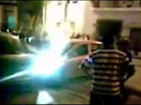 Mulher traida destroi o carro do marido