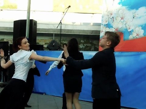 Танец на площади