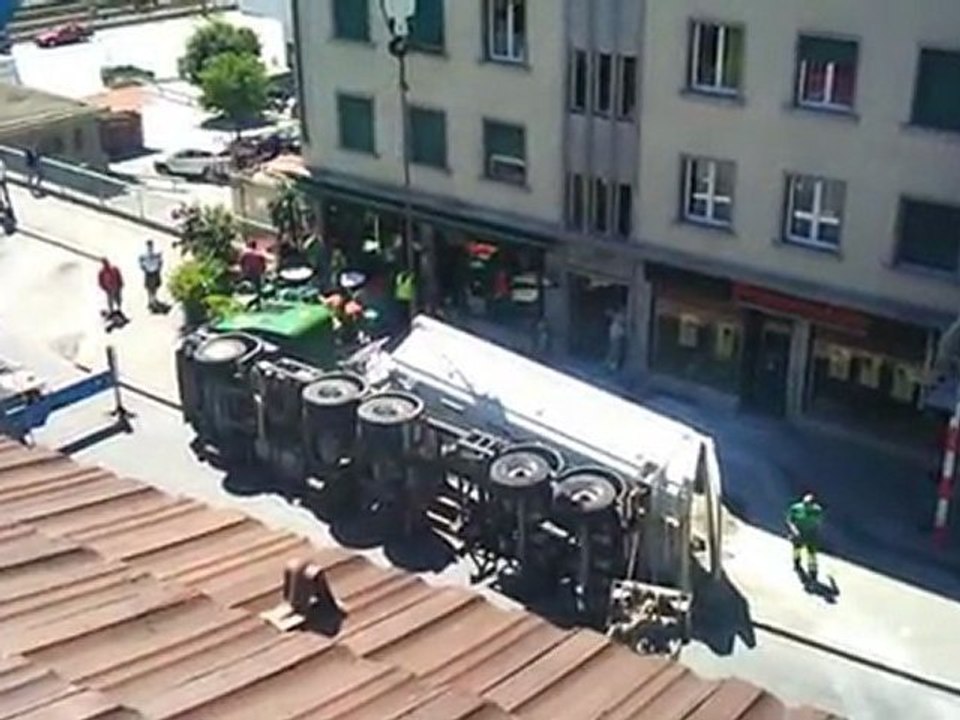 Camion couché devant le Domino bar à Sion  "Le redressage"
