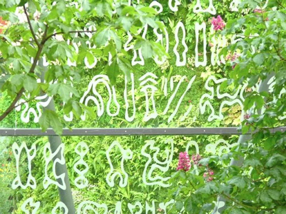 La façade en verre du musée du Quai Branly de Jean NOUVEL