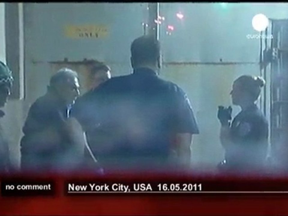 Menottes aux poignets pour Dominique... - no comment