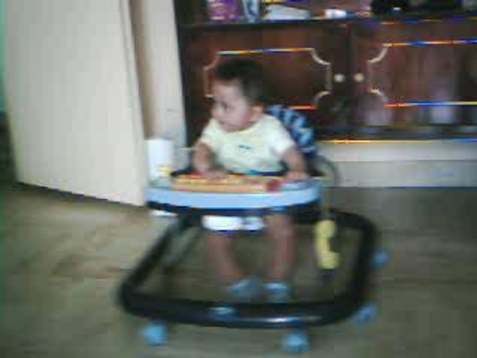 edwin dans son trotteur