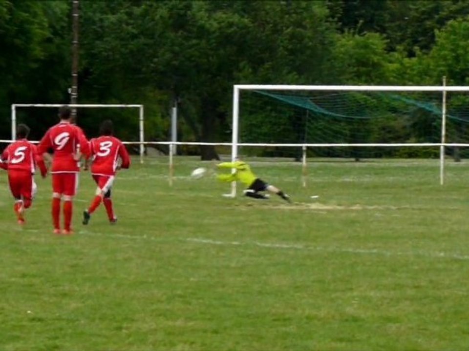 Penalty arrêté par Maxime Ernest