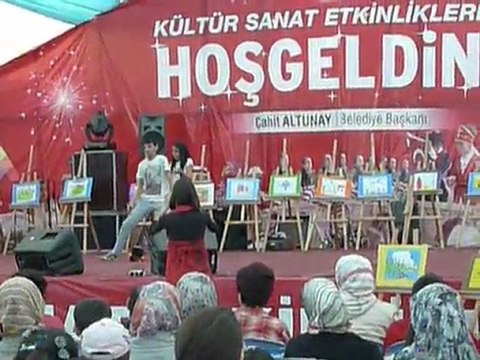 Sulangazi Belediyesi ve Ergun Baylav Eğitim Uygulama Okulunun ortaklaşa düzenlediği ENGELSİZSİNİZ yarışmasında derceye giren Esentepe İlköğretim Okulu Öğrencisi Cengiz BAHÇE ve kızkardeşinin gösterisi.