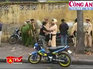 Dùng gậy sắt đuổi đánh CSGT