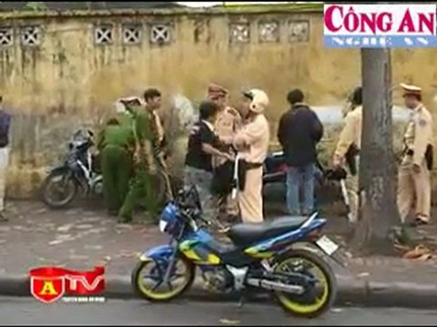 Dùng gậy sắt đuổi đánh CSGT