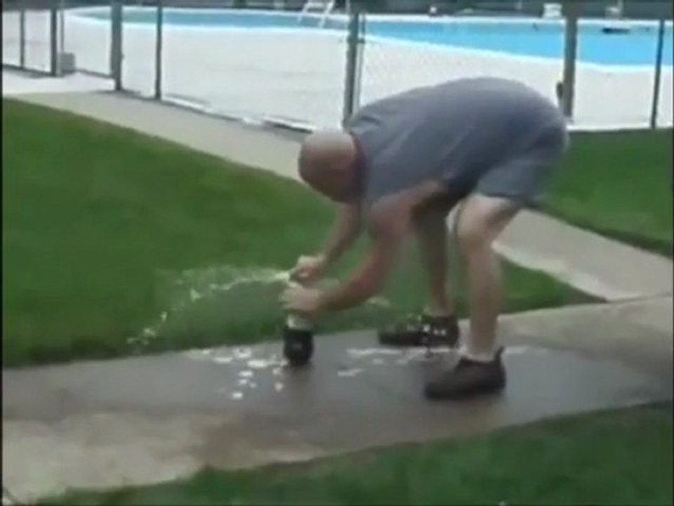 Il razzo a coca e menthos centra il cameraman in pieno