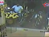 Bẻ khóa trộm xe trước mặt chủ cửa hàng