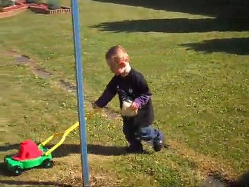 Je tond la pelouse ..