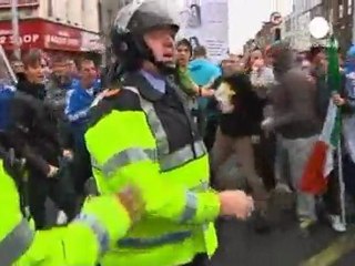 Le proteste irrompono a Dublino contro la Regina