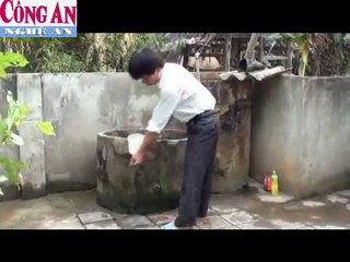 Người đàn bà 9 năm cõng con đi học