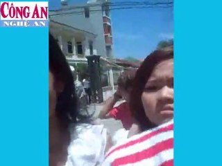 Nữ sinh kéo bạn gái đi hành hung