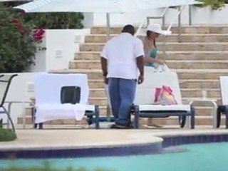 Suri Cruise apprend à nager