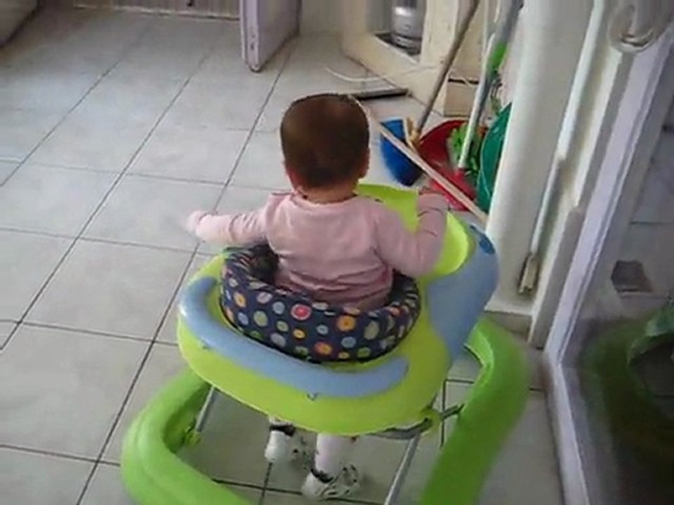 Zeynep 15-Mayıs 2011-8 072 Balkonda yürüteçte