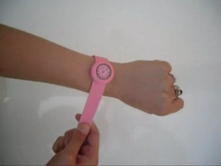 RECORD  : Comment mettre une montre en une demi-seconde ! Idées cadeaux design 2011 !