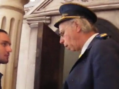 Facteur ou agent de quartier, peu importe, Emile restera toujours à votre service.