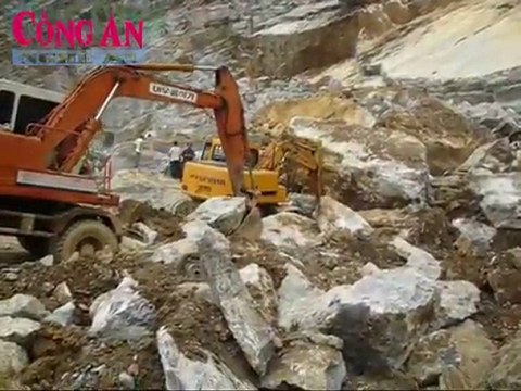 Kinh hoàng sập mỏ đá Nghệ An