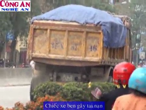 Xe ben húc, xe con rúc đầu vào xe tải