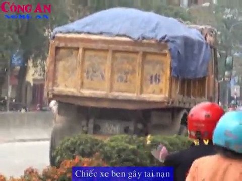 Xế hộp 'rúc' đầu vào gầm xe cẩu