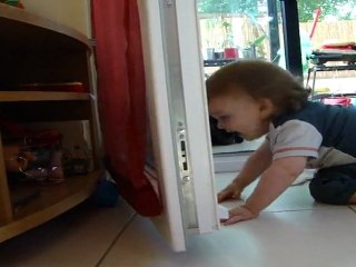 R joue avec la porte