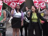Manifestation féministe anti-DSK devant le FMI
