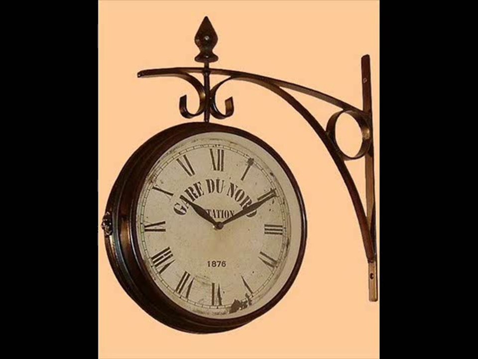 L'horloge tourne.