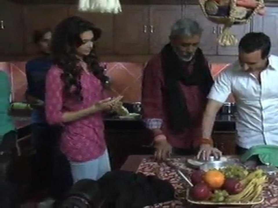 Deepika And Saif Making Roti!!!