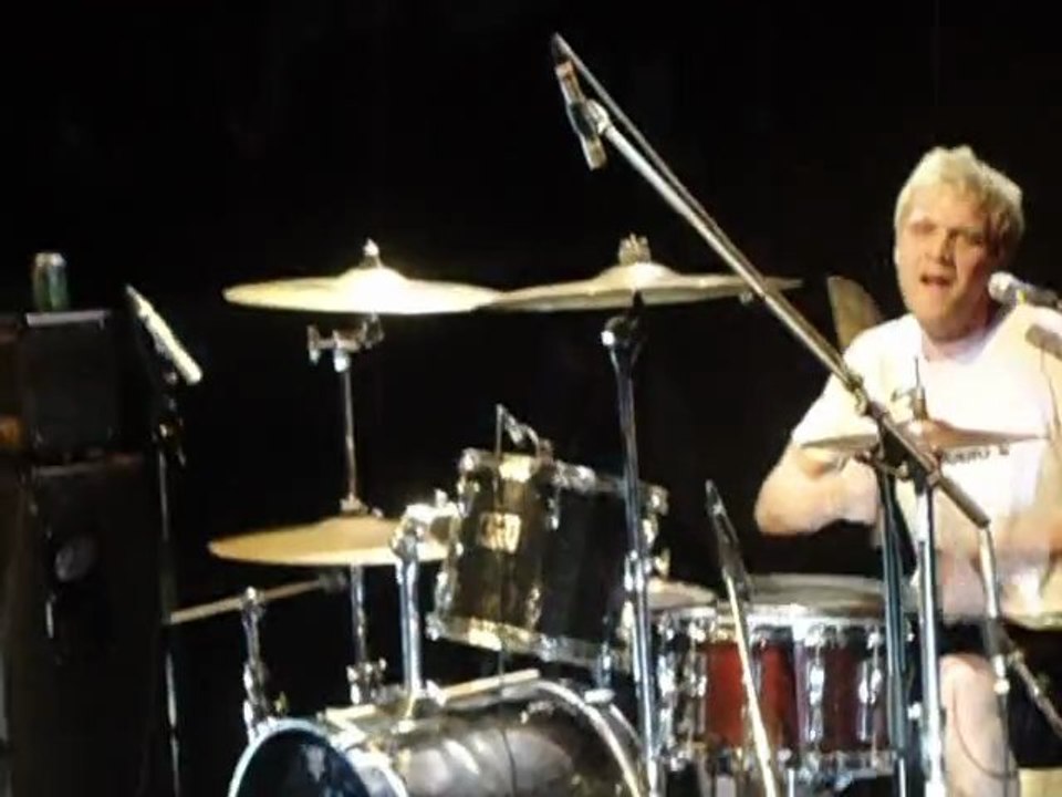 Aushwitz version disneyland. guerilla poubelle.