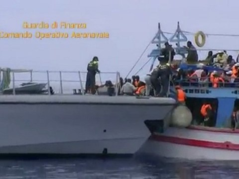 Lampedusa (AG) - La Gdf salva immigrati