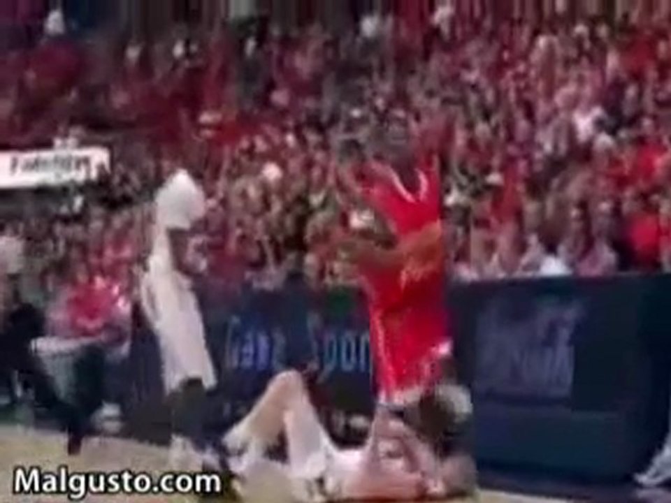 Jugador de baloncesto juega sucio