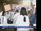 Doctores del Hospital JM de los Ríos protestan por mejoras salariales