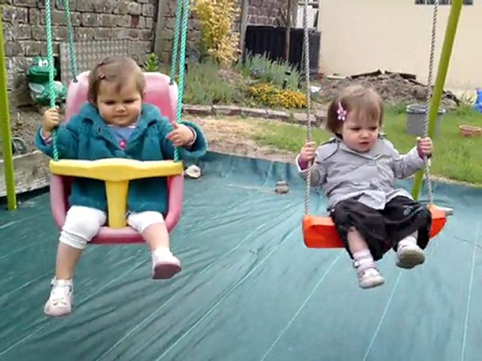 à 17 mois sur la balençoire de Tata