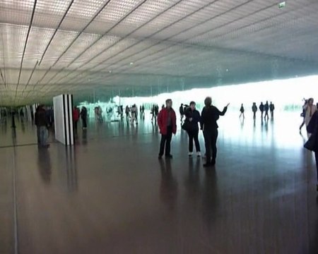 Daniel Buren expose au Centre Pompidou-Metz jusqu’au 9 septembre 20011 « Echos, travaux in situ ».