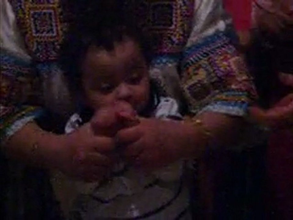 Je souffle ma premiere bougie.AVI