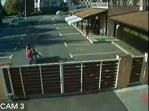 0327 - Mec en moto rentre dans un mur