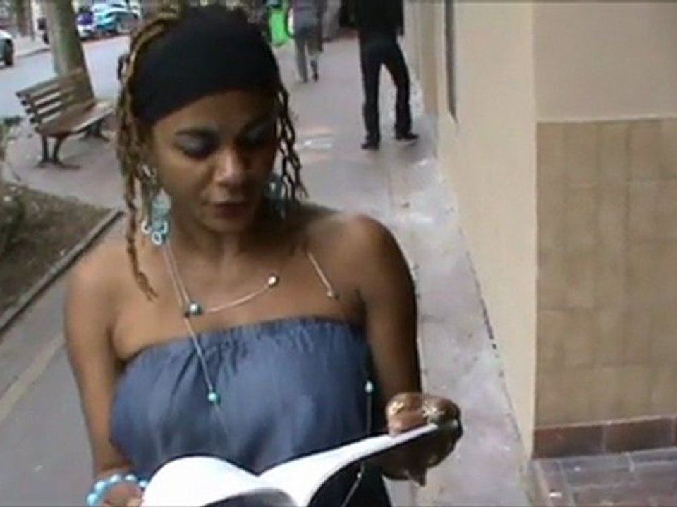 La poetesse Nathy Ebriet declame Le cri des enfants de la rue