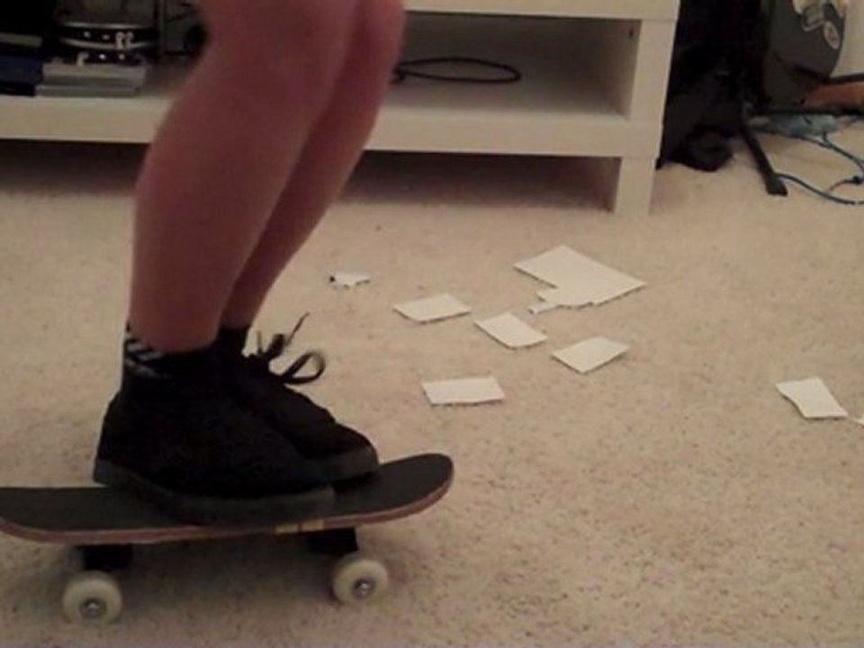 Pop Shuvit - Mini Skateboard (Slow-Motion)