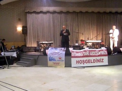 , Vali Mutlu ve Safi tulum eşliğinde geceye katılanlarla horon oynadılar.