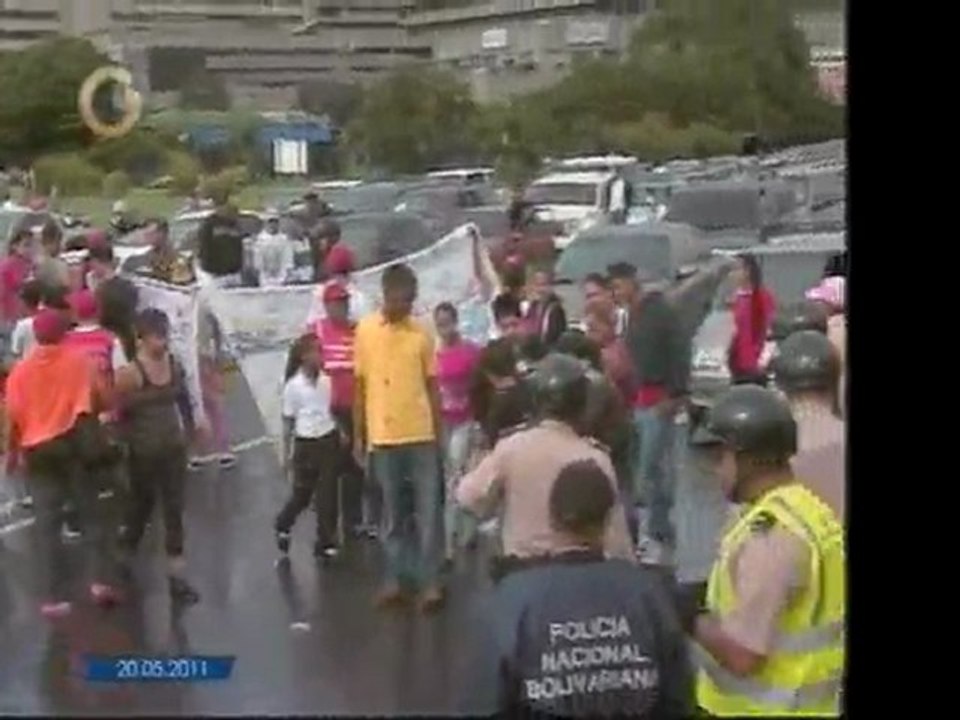 Refugiados protestan en la Autopista Francisco Fajardo