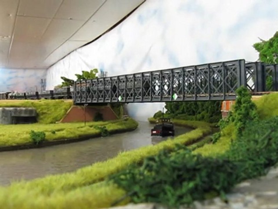 141R et train du RO sur réseau HO