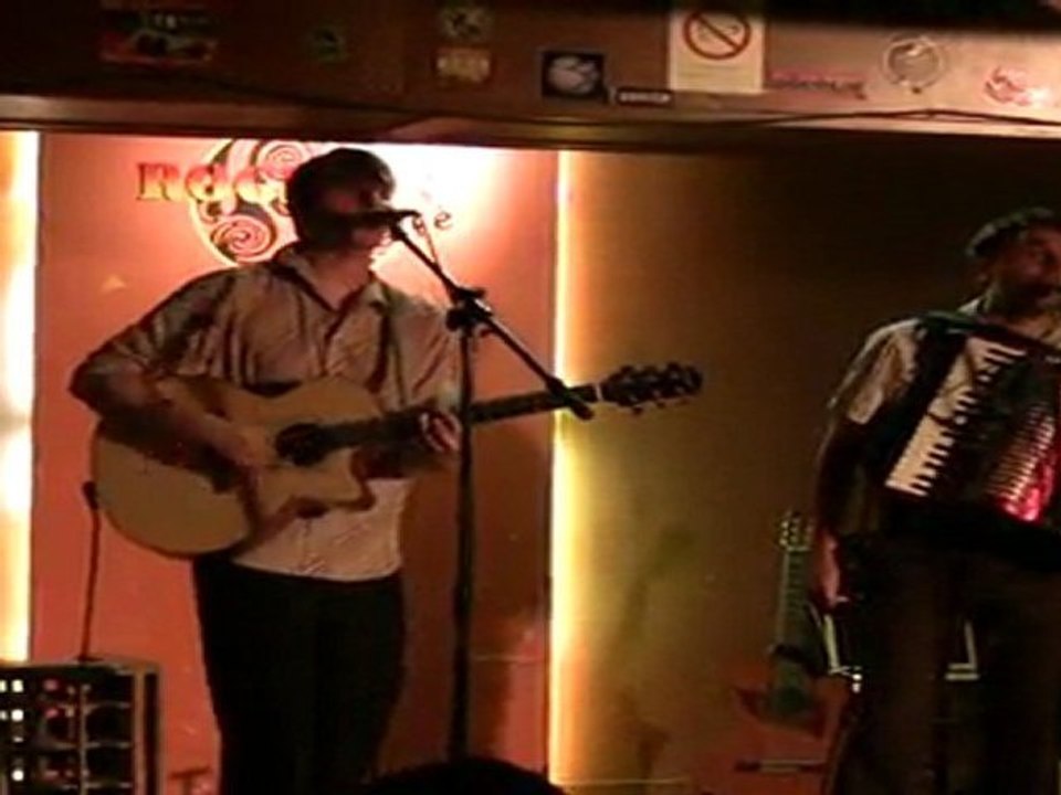 Petit HoMme "accoudé au comptoir"  au Roger's Café Belfort ( 90 )