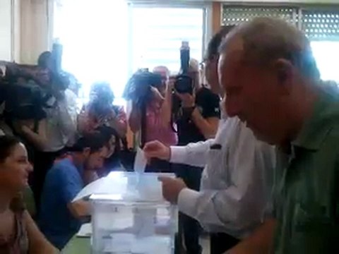 Luis Rogelio votando