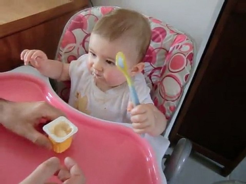 rapha 11 mois mange tte seule