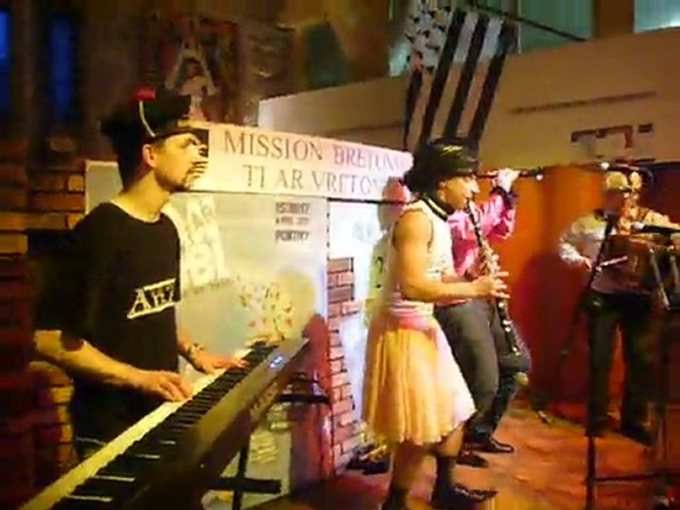 Adrak kas a barh mission bretonne Paris fest deiz déguisé