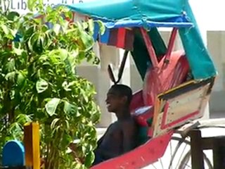 MADAGASCAR.Conditions de vie d'un cyclo-pousse à Tulear.